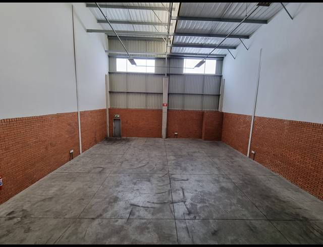 290M² WAREHOUSE TO LET IN LONGLAKE